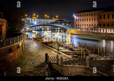 Ponte di vetro sul Canal Grande di notte in Vencie, Iytaly il 27 novembre 2018 Foto Stock