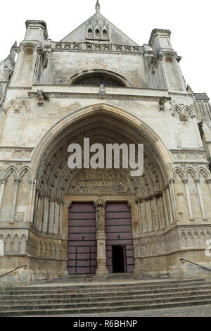 Xiii secolo doppie porte ingresso alla Cattedrale di st omer, Enclave Notre Dame, Saint Omer, Pas de Calais, Hauts de France, Francia Foto Stock