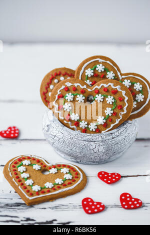 Gingerbread Cookies cuori in una tazza in un bianco sullo sfondo di legno. Il giorno di San Valentino il concetto di spazio di copia Foto Stock