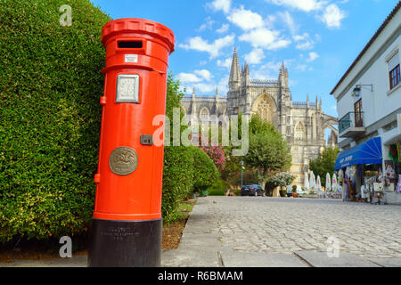 UK red letter scatola di pillole al vecchio villaggio, un ambiente tranquillo in Batalha , Portogallo Foto Stock