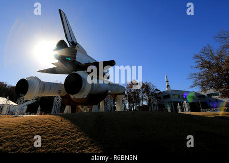 Lo Space Shuttle ORBITER simulatore test Pathfinder si siede in cima alla propulsione principale articolo di prova serbatoio esterno (MPTA-ET) a noi e a razzo Space Center Foto Stock