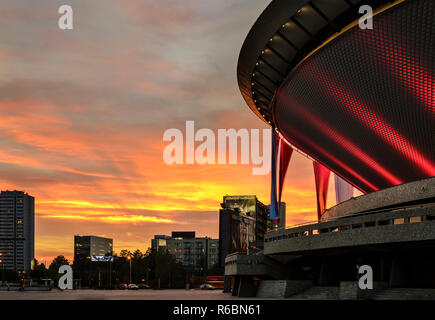 KATOWICE, Polonia - 27 settembre 2015: Sports Hall nel tramonto, costruito nella forma di un disco volante nei primi anni Settanta del XX secolo, a settembre Foto Stock