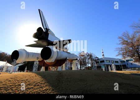 Lo Space Shuttle ORBITER simulatore test Pathfinder si siede in cima alla propulsione principale articolo di prova serbatoio esterno (MPTA-ET) a noi e a razzo Space Center Foto Stock