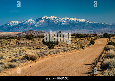 Hartnett Road nella bassa valle della Cattedrale, Henry montagne in distanza, il Parco nazionale di Capitol Reef, Colorado Plateau, Utah, Stati Uniti d'America Foto Stock