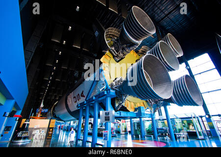 F-1 motori del primo stadio del Saturn V con il Saturn V Hall presso il centro di Davidson per esplorazione spaziale, U.S. Rucola e Space Center Foto Stock