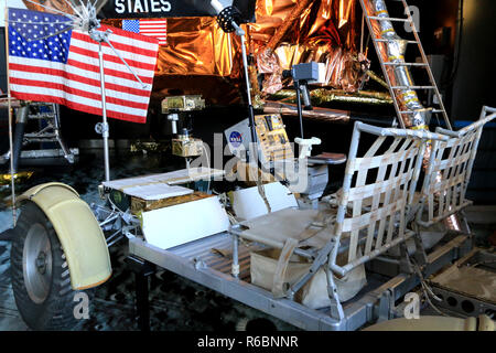 Il modulo lunare e Rover lunari delle missioni Apollo presso il Saturn V Hall presso il centro di Davidson, U.S. Rucola e Space Center di Huntsville, AL, USA Foto Stock