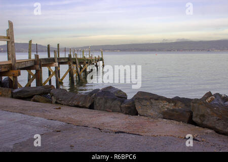 Un piccolo molo in legno utilizzati dal locale club yaucht sulla spianata di Holywood contea di Down. Belfast Lough e lontano nella contea di Antrim riva possono essere s Foto Stock