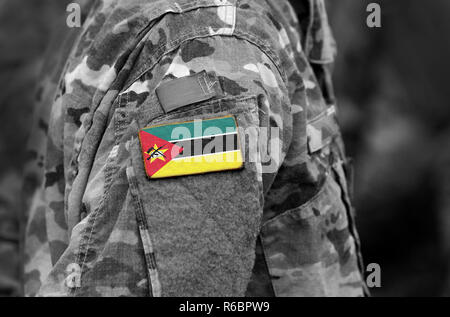 Bandiera del Mozambico soldati sul braccio. Mozambico bandiera in uniforme militare. Esercito truppe, Africa (collage). Foto Stock