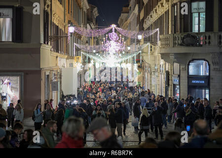 Roma (RM), Italia - dicembre 01, 2018: la folla di gente in Via Condotti a Roma, visto dalla Piazza di Spagna. La strada di negozi di lusso e di grande moda Foto Stock