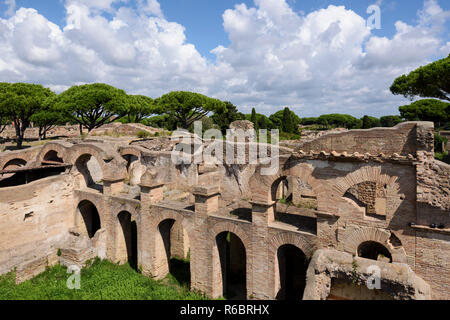 Roma. L'Italia. Ostia Antica. Cortile del Palazzo degli aurighi su aurighi street. Caseggiato degli Aurighi, cardo degli Aurighi. La ea Foto Stock