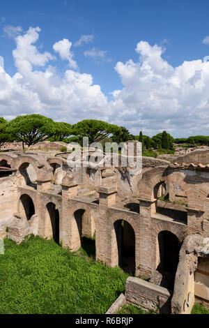 Roma. L'Italia. Ostia Antica. Cortile del Palazzo degli aurighi su aurighi street. Caseggiato degli Aurighi, cardo degli Aurighi. La ea Foto Stock