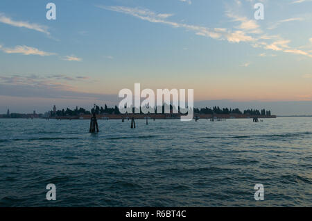 San Michele isola all'alba a Venezia Foto Stock