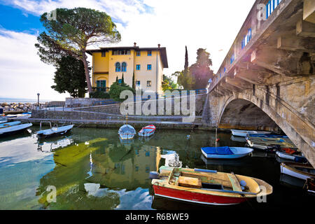 Icici ponte del villaggio ed un porto nella riviera di Opatija view Foto Stock