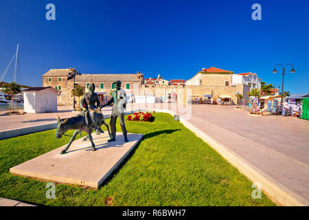 Città di Primosten gate e vista di architettura Foto Stock