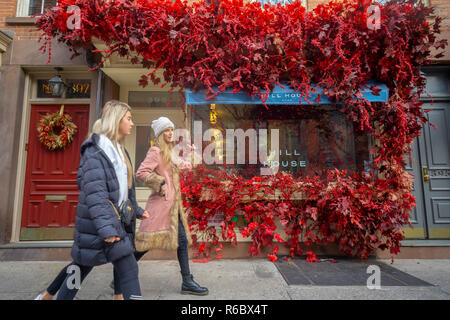 Hill House, una casa merci store, sul trendy Bleecker Street nel Greenwich Village quartiere di New York è visto decorate per le vacanze Sabato, 1 dicembre 2018. (Â© Richard B. Levine) Foto Stock