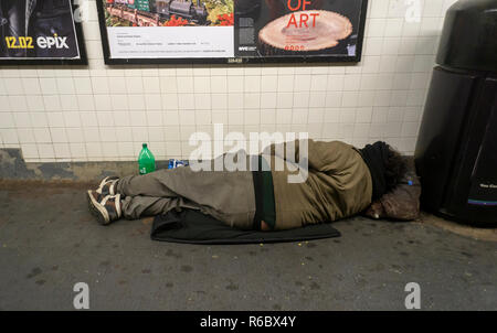 Un senzatetto individuo è visto dormire in un Chelsea la stazione della metropolitana di New York venerdì 30 novembre, 2018. (Â© Richard B. Levine) Foto Stock