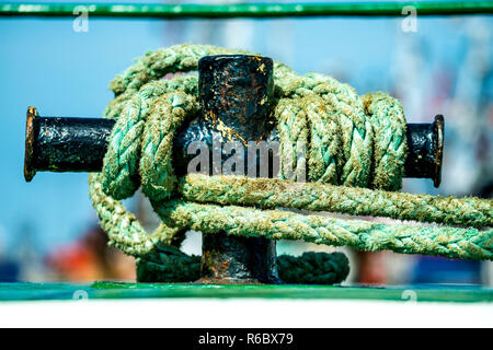 Gancio con linea di ormeggio di un peschereccio da traino Foto Stock