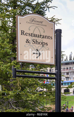 Il Lago Louise, Alberta, Canada - Maggio 2018: Segno al di fuori del Fairmont Chateau Lake Louise hotel che mostra ai visitatori la direzione per i suoi ristoranti e sho Foto Stock