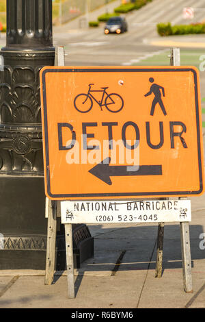 SEATTLE, WA, Stati Uniti d'America - Giugno 2018: segno su un city centre street a Seattle per informare i ciclisti e i pedoni per una deviazione sul marciapiede. Foto Stock