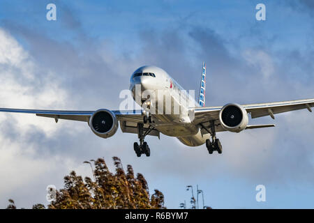 Londra, Inghilterra - Novembre 2018: American Airlines Boeing 777 long haul aereo di linea in atterraggio a Londra Heathrow Airport. Foto Stock