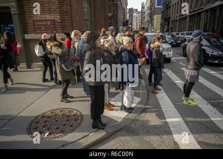 Shoppers linea fino ad attraversare Prince Street nel quartiere di Soho a New York Sabato, 1 dicembre 2018. (© Richard B. Levine) Foto Stock