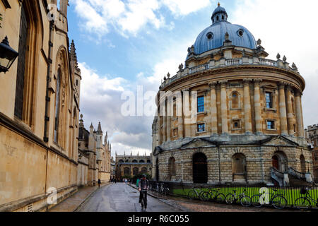 La Radcliffe Camera edificio e tutti anima's College di Oxford, Inghilterra Foto Stock