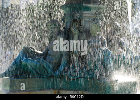 In stile barocco fontana in bronzo sulla piazza Rossio a Lisbona, Portogallo. Piazza Rossio è il nome popolare di Piazza Pedro IV Foto Stock