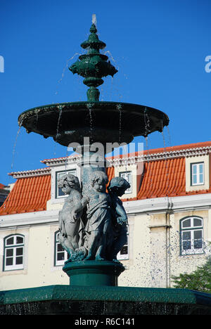 In stile barocco fontana in bronzo sulla piazza Rossio a Lisbona, Portogallo. Piazza Rossio è il nome popolare di Piazza Pedro IV Foto Stock