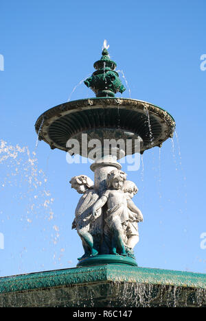 In stile barocco fontana in bronzo sulla piazza Rossio a Lisbona, Portogallo. Piazza Rossio è il nome popolare di Piazza Pedro IV Foto Stock