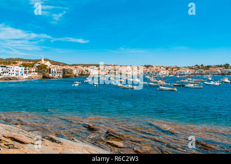 Paesaggio marino con Cadaques, il Dali è fonte di ispirazione per il mare mediterraneo. Foto Stock