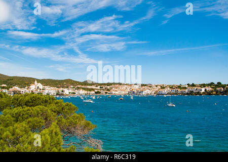Paesaggio marino con Cadaques, il Dali è fonte di ispirazione per il mare mediterraneo. Foto Stock
