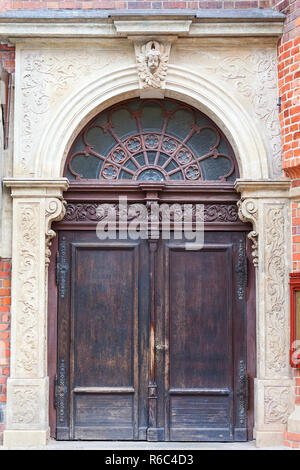 Il XIV secolo gotica di Santa Elisabetta Chiesa, porta di legno, la piazza del mercato, Wroclaw, Polonia. Foto Stock