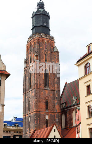 Il XIV secolo gotica di Santa Elisabetta Chiesa, torre, la piazza del mercato, Wroclaw, Polonia. Foto Stock