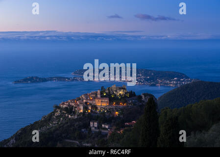 Alba sul villaggio di Eze (Èze), il Mar Mediterraneo e Saint-Jean-Cap-Ferrat. Alpes-Maritimes, Costa Azzurra, Francia Foto Stock