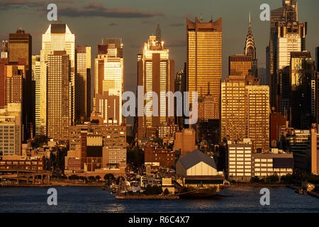 Antenna vista al tramonto del Midtown West grattacieli di tutto il fiume Hudson. Manhattan, New York City, Stati Uniti d'America Foto Stock