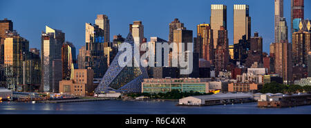 Elevata panoramico vista dei grattacieli di Midtown West al tramonto (incluso via West 57). La città di New York, Stati Uniti d'America Foto Stock