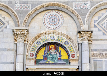 Lunetta sopra la porta di sinistra del Duomo - Pisa Foto Stock