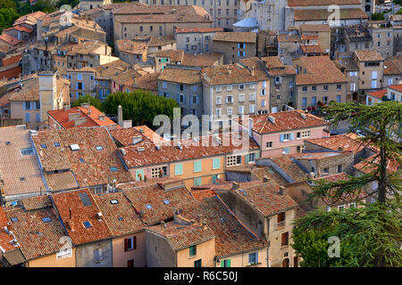 Vista in elevazione dei tetti di Sisteron. Alpes-de-Haute-Provence, regione PACA, Francia Foto Stock