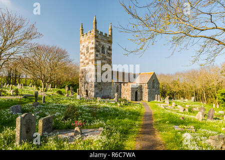 La chiesa medievale di San Wynwallow nel villaggio di Landewednack, vicino Lizard, sulla penisola di Lizard della Cornovaglia, Inghilterra. Foto Stock