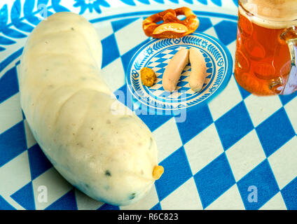 La salsiccia di vitello piatto su Oktoberfest Foto Stock