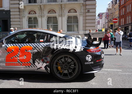 Porsche 911 GT2 RS di arrivare in Covent Garden di Londra per l'inizio del 2018 Gumball Rally 3000 da Londra a Tokyo. Foto Stock