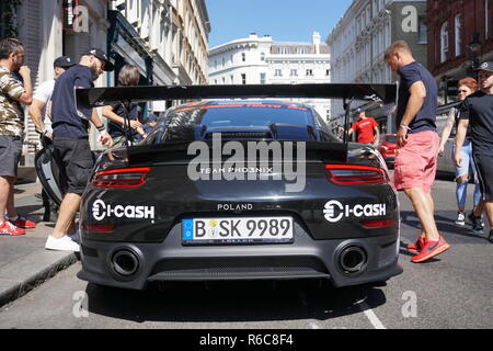 Porsche 911 GT2 RS di arrivare in Covent Garden di Londra per l'inizio del 2018 Gumball Rally 3000 da Londra a Tokyo. Foto Stock