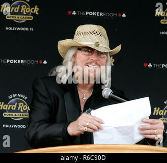 Cantante, compositore Barry Gibb prende il via una carità torneo di poker al Seminole Hard Rock Hotel & Casino in Hollywood Florida il 30 maggio 2008. I vantaggi del torneo il Miami Beach Health Foundation che Gibb è co-presidente del consiglio di amministrazione. Foto Stock