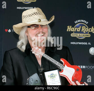 Cantante, compositore Barry Gibb prende il via una carità torneo di poker al Seminole Hard Rock Hotel & Casino in Hollywood Florida il 30 maggio 2008. I vantaggi del torneo il Miami Beach Health Foundation che Gibb è co-presidente del consiglio di amministrazione. Foto Stock