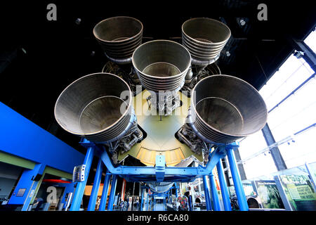 F-1 motori del primo stadio del Saturn V con il Saturn V Hall presso il centro di Davidson per esplorazione spaziale, U.S. Rucola e Space Center Foto Stock