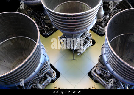 F-1 motori del primo stadio del Saturn V con il Saturn V Hall presso il centro di Davidson per esplorazione spaziale, U.S. Rucola e Space Center Foto Stock