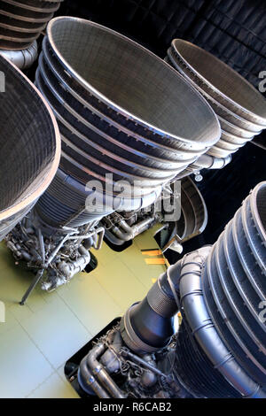 F-1 motori del primo stadio del Saturn V con il Saturn V Hall presso il centro di Davidson per esplorazione spaziale, U.S. Rucola e Space Center Foto Stock