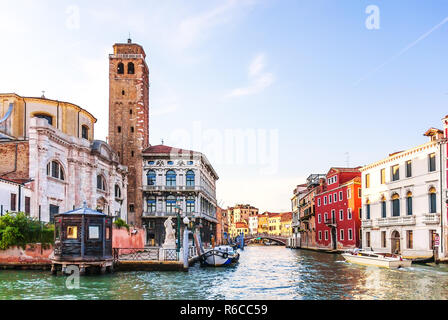 Statua di San Giovanni di Nepomuk vicino al Ponte delle Guglie di Venezia. Foto Stock