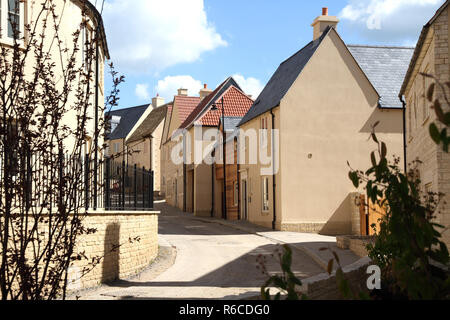 Un nuovo West Country Village costruito da Bloor case in stile tradizionale e colori. Eseguire il rendering da Weber, a St. Gobain Company Foto Stock