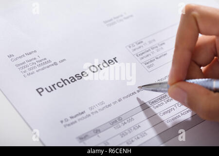 Persona di riempimento a mano un modulo Ordine di acquisto Foto Stock